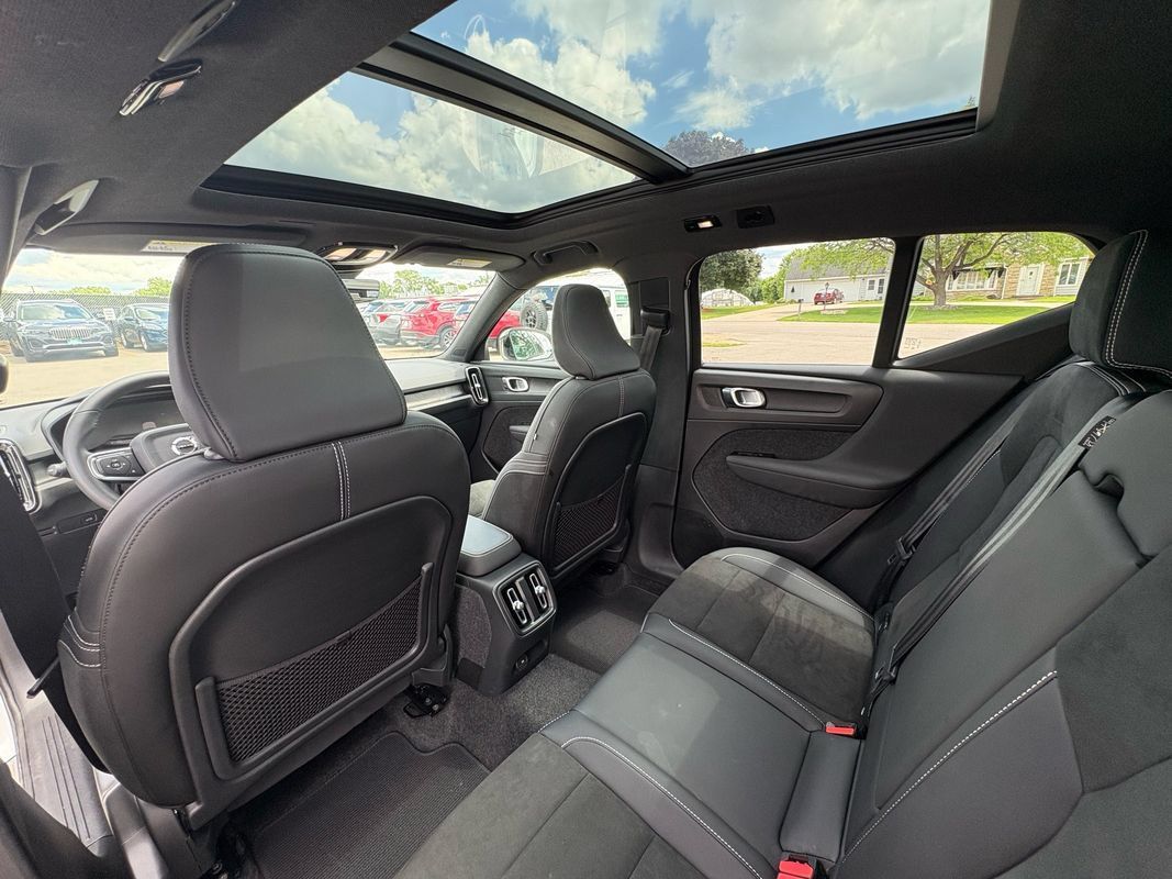 Used 2023 Volvo XC40 Recharge Plus AWD/4WD image 23