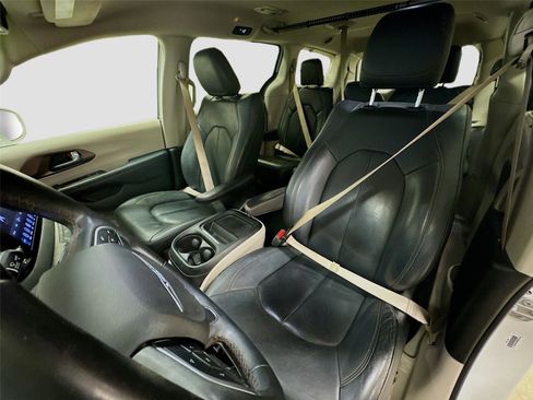 Used 2018 Chrysler Pacifica Touring-L w/ Tire & Wheel Group image 21