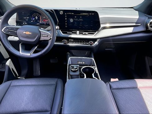 Used 2026 Chevrolet Equinox LT w/ Convenience Package II FWD image 7