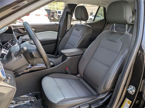 Used 2025 Chevrolet Trax LT w/ LT Convenience Package image 23