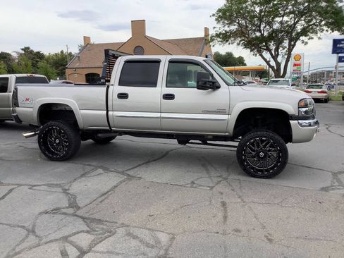 Used 2006 GMC Sierra 2500 SLE w/ Onstar Plus Package AWD/4WD image 11