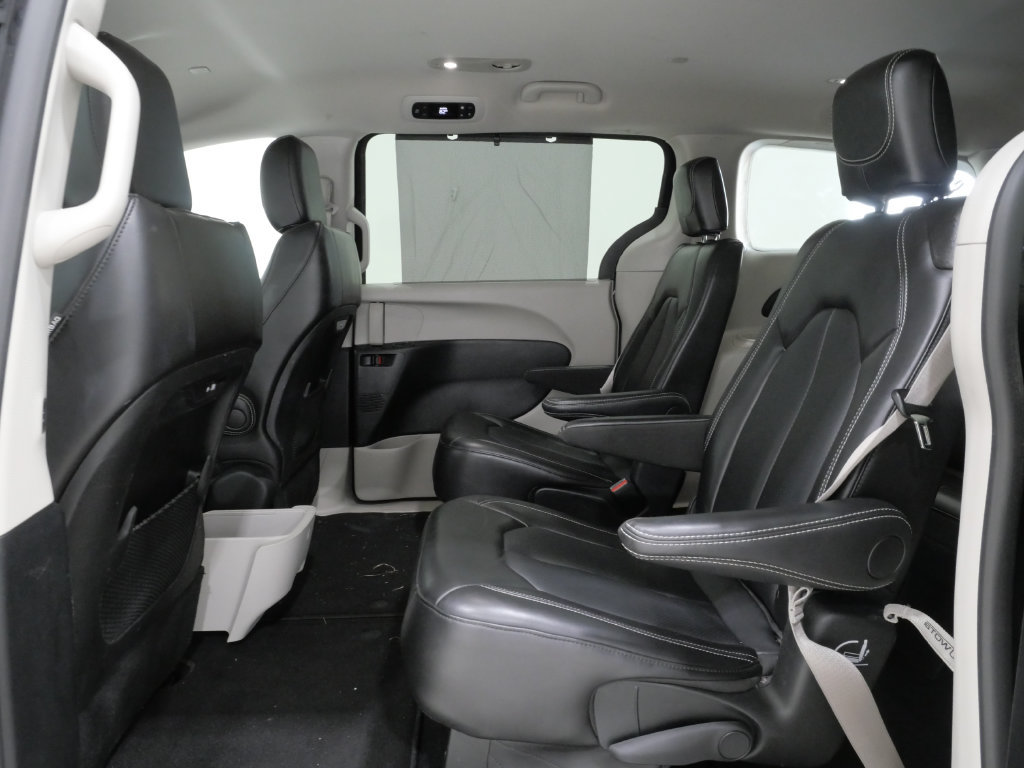 Used 2024 Chrysler Pacifica Touring-L FWD image 22