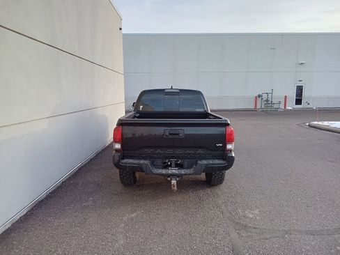 Used 2019 Toyota Tacoma TRD Sport image 3