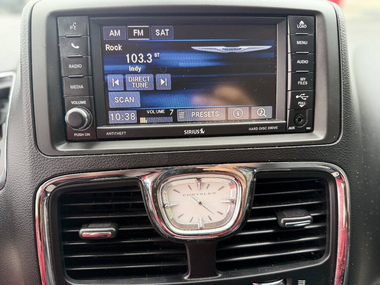 Used 2013 Chrysler Town & Country Touring FWD image 17