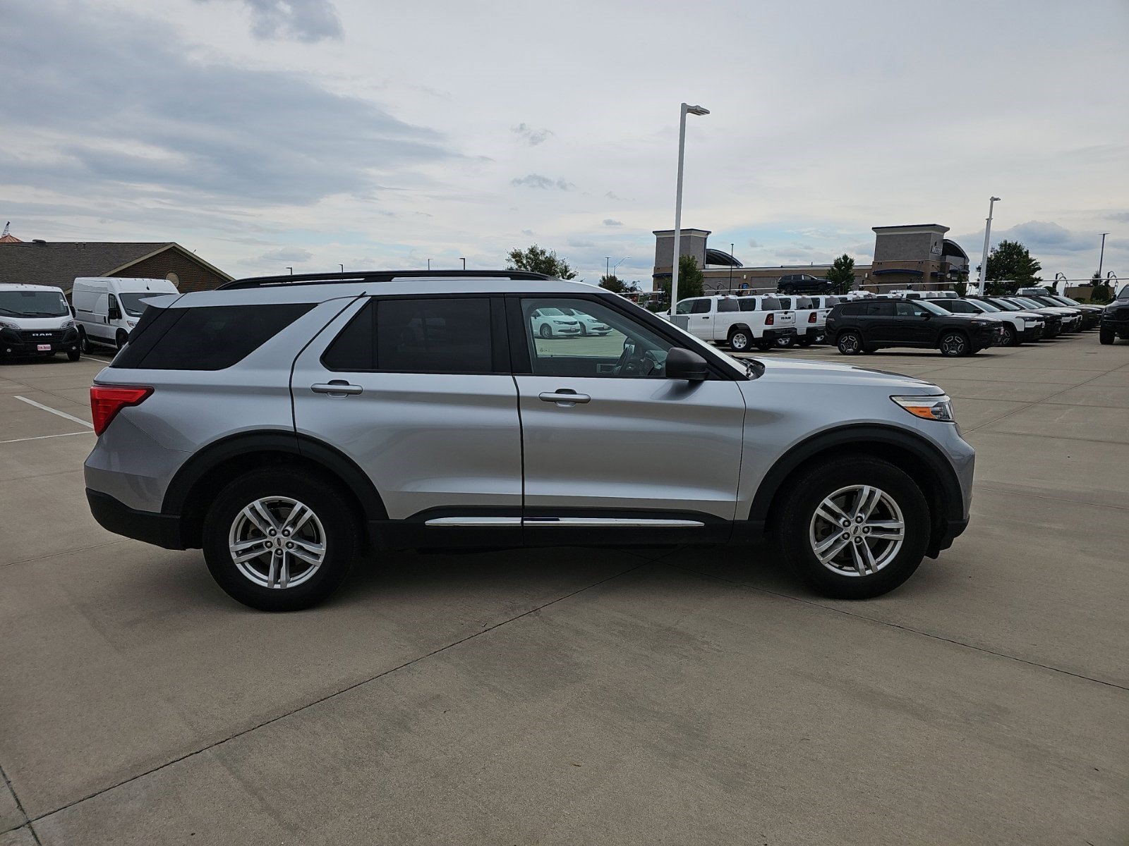 Used 2020 Ford Explorer XLT AWD/4WD image 7