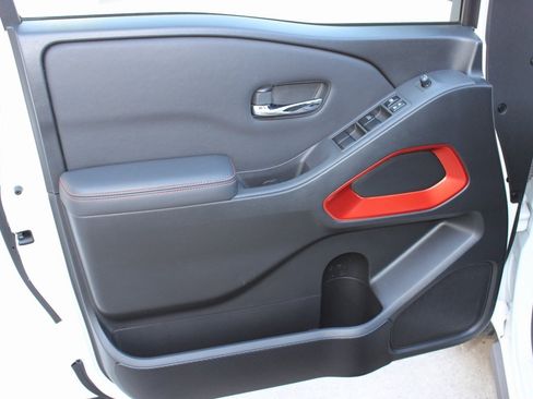 Used 2022 Nissan Frontier PRO-4X image 19