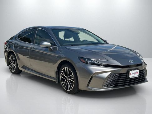 Used 2025 Toyota Camry XLE FWD image 3