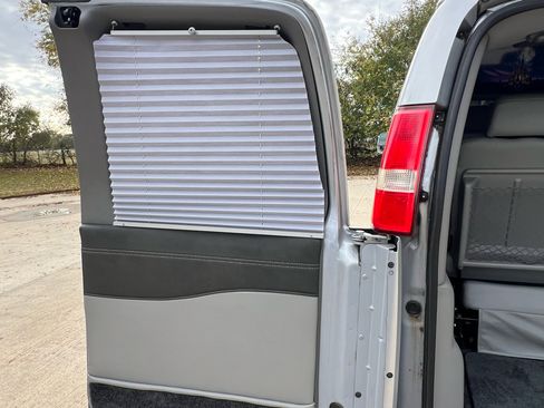 Used 2018 Chevrolet Express 2500 w/ Enhanced Convenience Package image 47