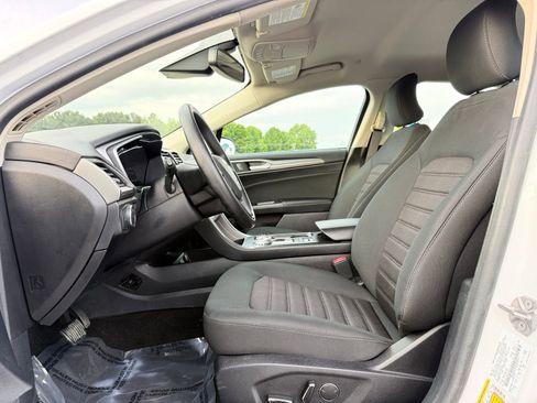 Used 2019 Ford Fusion SE FWD image 12