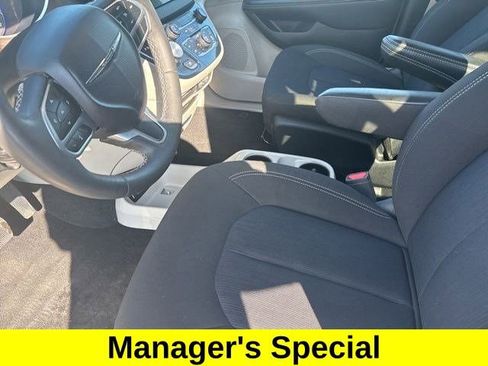 Used 2023 Chrysler Voyager LX FWD image 11