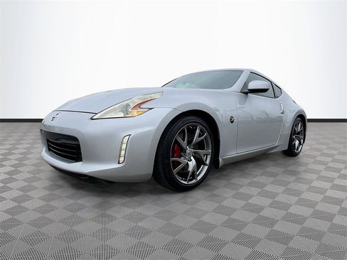 Used 2015 Nissan 370Z w/ Sport Package image 3
