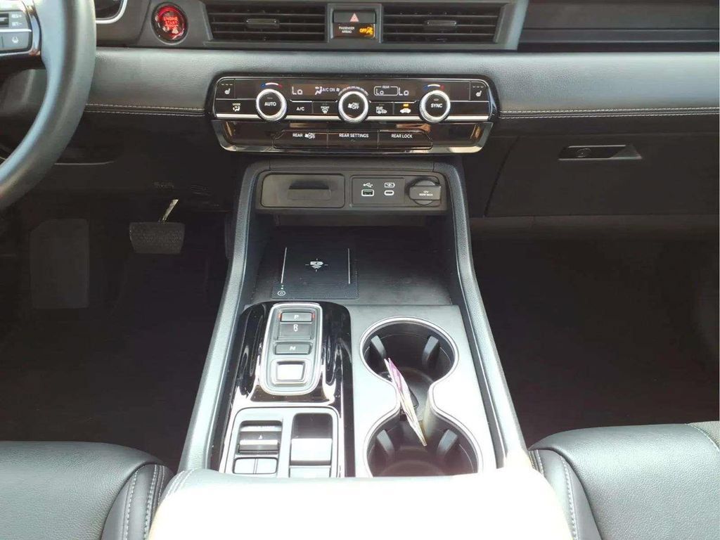 Used 2025 Honda Pilot Touring image 11