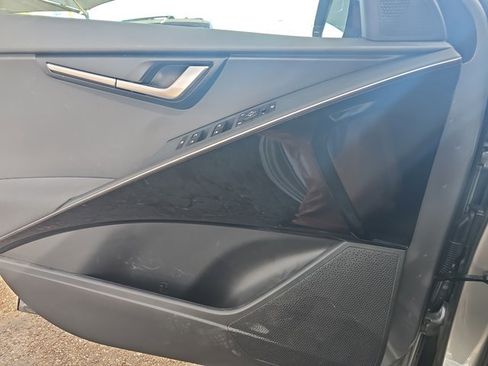 Used 2023 Kia Niro EX Touring image 13