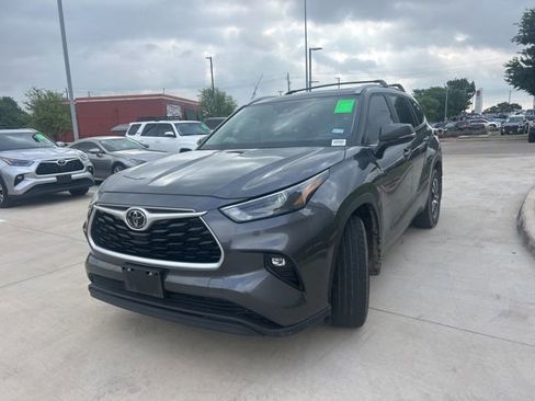 Used 2023 Toyota Highlander XLE FWD image 8