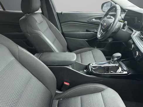 Used 2024 Chevrolet Trax LT w/ Driver Confidence Package FWD image 3