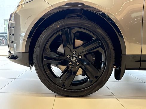 Used 2025 Land Rover Discovery Dynamic SE image 6