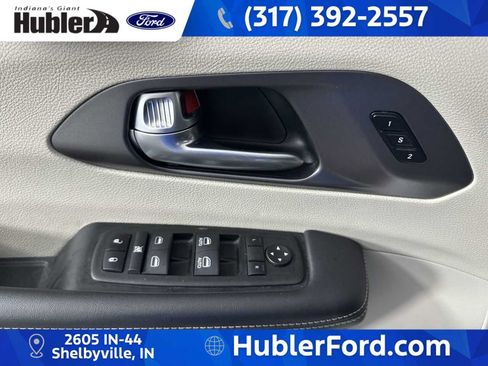 Used 2024 Chrysler Pacifica Limited FWD image 11