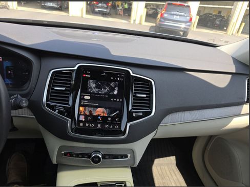 Used 2025 Volvo XC90 T8 Plus w/ Protection Package Premier AWD/4WD image 10