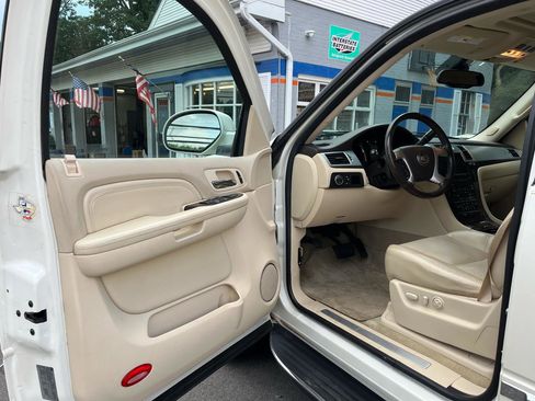 Used 2007 Cadillac Escalade AWD w/ Climate Package image 5