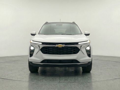 Used 2025 Chevrolet Trax LT FWD image 2