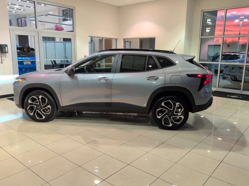 Used 2025 Chevrolet Trax RS w/ Driver Confidence Package image 2