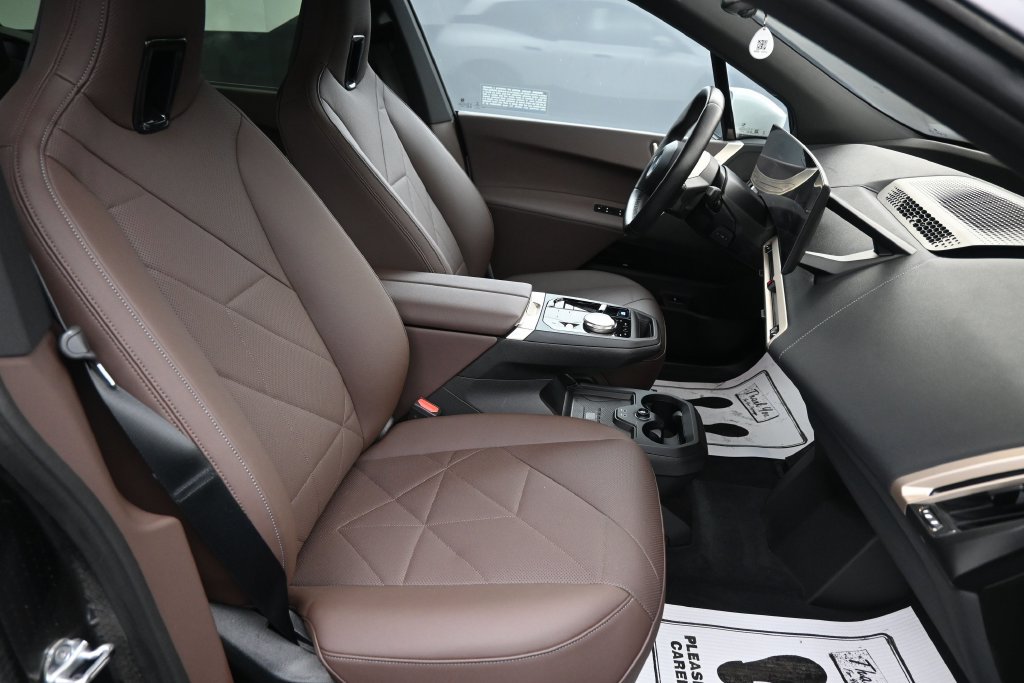 Used 2023 BMW iX xDrive50 w/ Sport Package AWD/4WD image 30