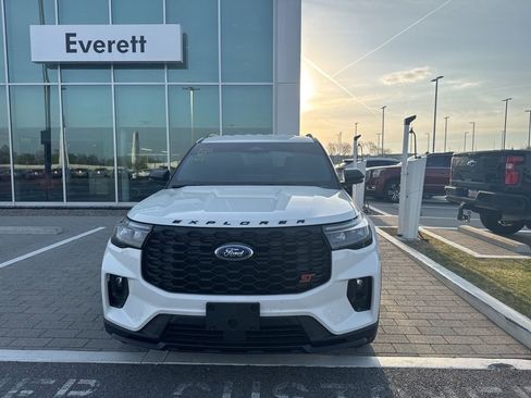 Used 2025 Ford Explorer ST image 2