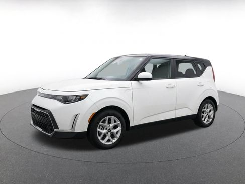 Used 2025 Kia Soul LX w/ LX Technology Package FWD image 3