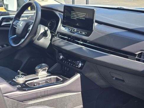 Used 2025 Mitsubishi Outlander SE image 8