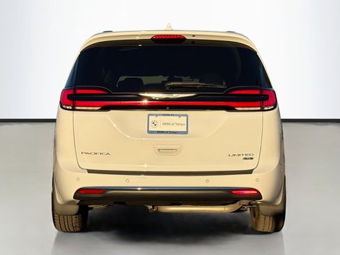 Used 2022 Chrysler Pacifica Limited image 4
