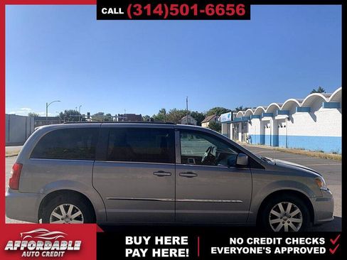 Used 2014 Chrysler Town & Country Touring image 6