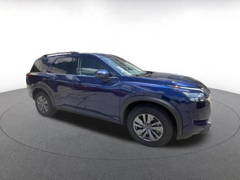 Used 2025 Nissan Pathfinder SV FWD image 2