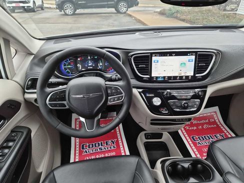 Used 2024 Chrysler Pacifica Limited image 8