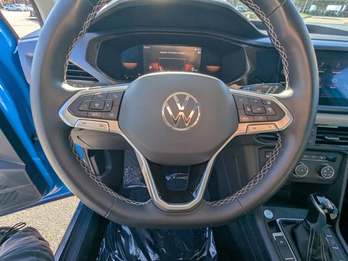 Used 2022 Volkswagen Taos SE w/ Panoramic Sunroof Package image 19
