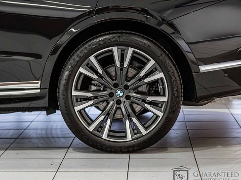 Used 2025 BMW X7 xDrive40i w/ Premium Package image 9