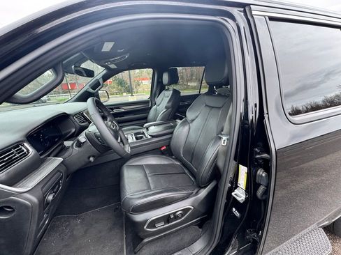 Used 2023 Jeep Wagoneer Series III w/ Preferred Equipment Group image 9