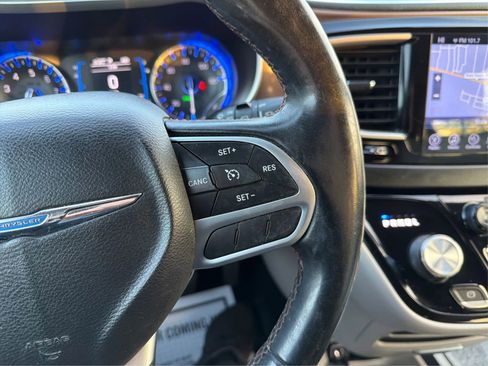 Used 2017 Chrysler Pacifica Touring-L w/ Tire & Wheel Group image 31