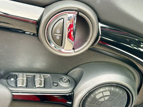 Used 2019 MINI Cooper 4-Door Hardtop w/ Signature Upholstery Package image 22