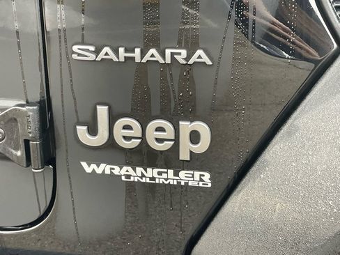 Used 2022 Jeep Wrangler Unlimited Sahara AWD/4WD image 11