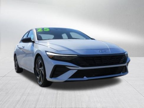 Used 2025 Hyundai Elantra Sport image 9