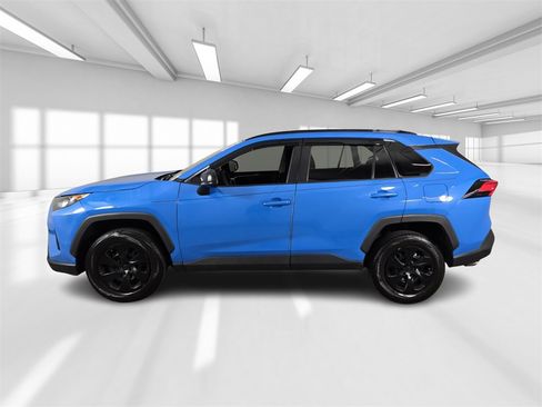 Used 2020 Toyota RAV4 LE image 3