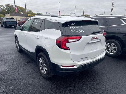 Used 2024 GMC Terrain SLT w/ Infotainment Package II image 2