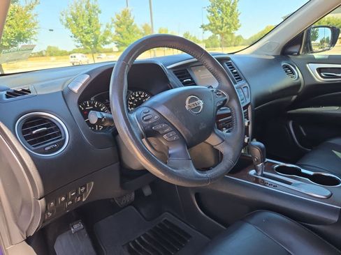 Used 2017 Nissan Pathfinder Platinum w/ Family Entertainment Package FWD image 2