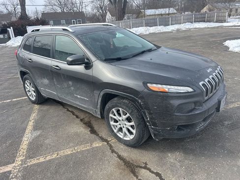Used 2017 Jeep Cherokee Latitude w/ Cold Weather Group image 4