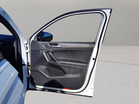 Used 2022 Volkswagen Tiguan SEL R-Line image 17