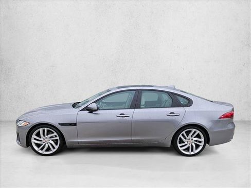 Used 2021 Jaguar XF SE RWD image 9
