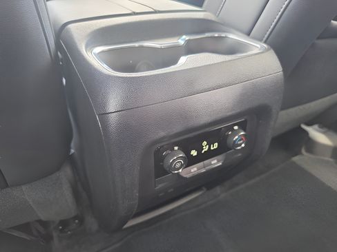 Used 2025 Chevrolet Traverse LT FWD image 21