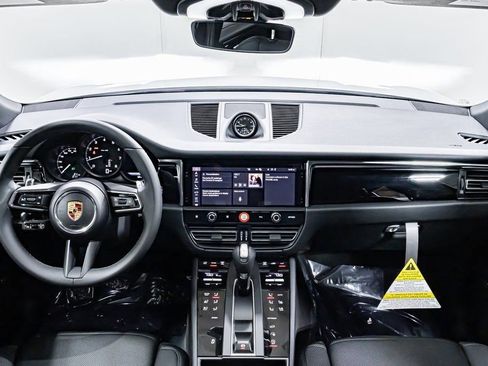 Certified 2025 Porsche Macan image 13