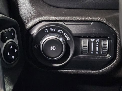 Used 2019 Jeep Wrangler Unlimited Sahara AWD/4WD image 37