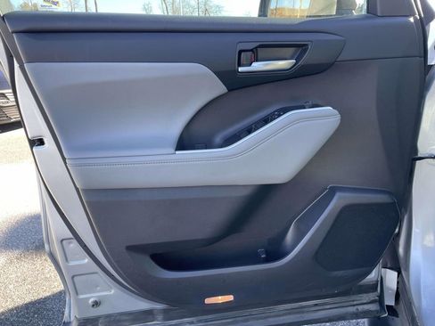 Used 2023 Toyota Highlander XLE image 5
